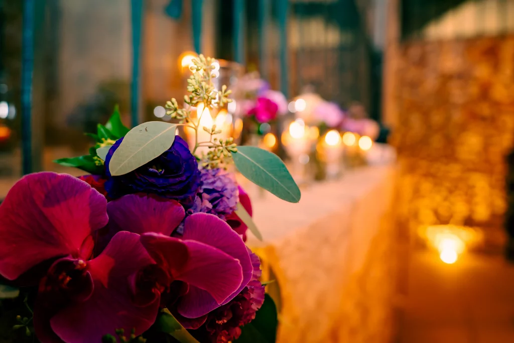 Fleurs et lumières au cours de la soirée