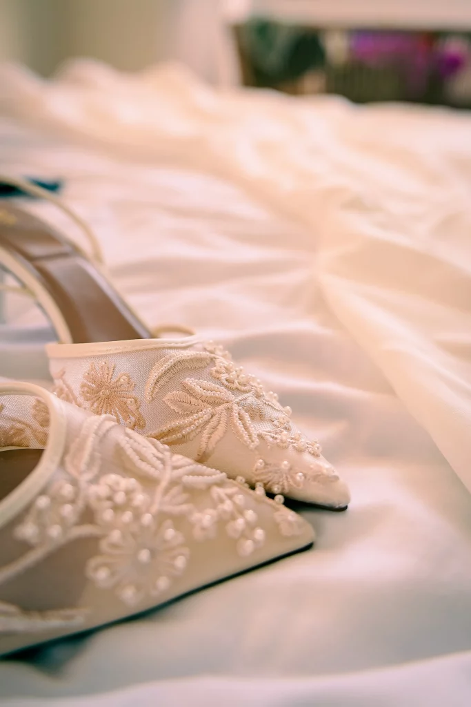 Détail de la tenue de mariée avant la célébration