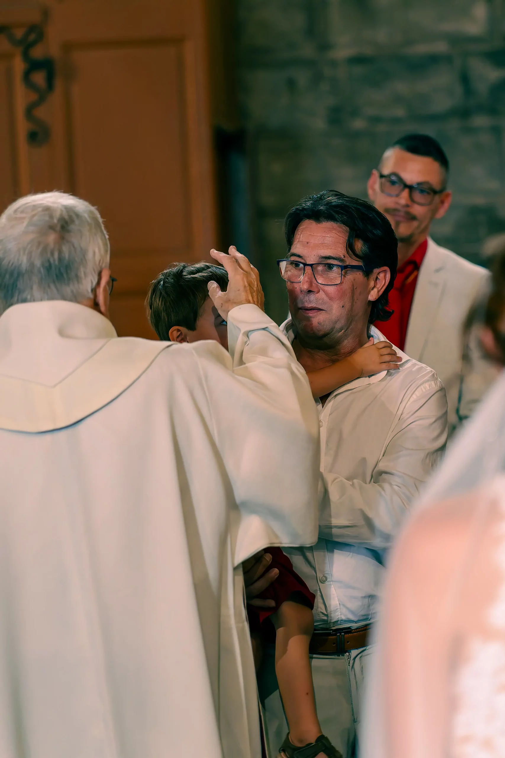 Famille réunie autour d’un baptême