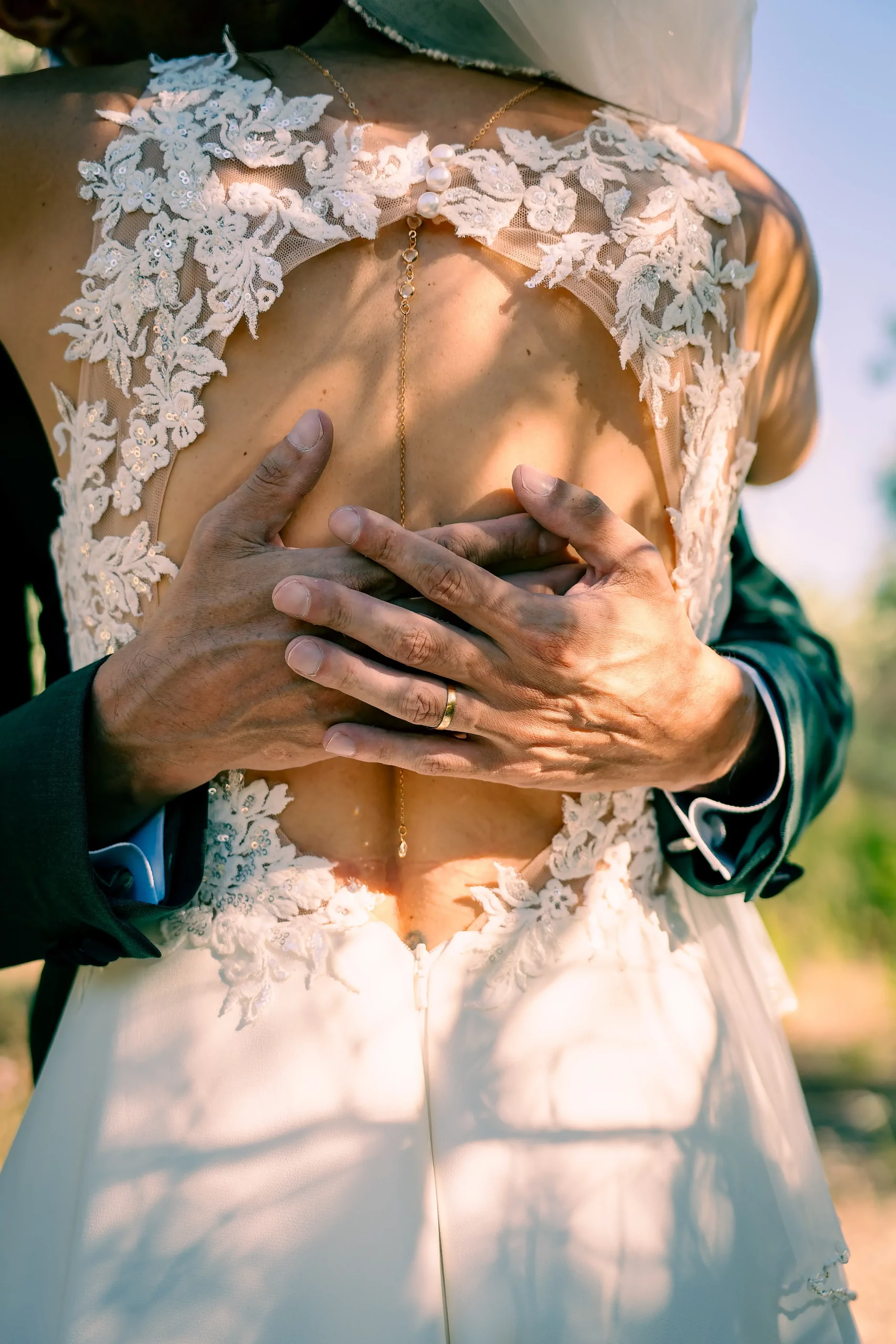 Couple de mariés souriants