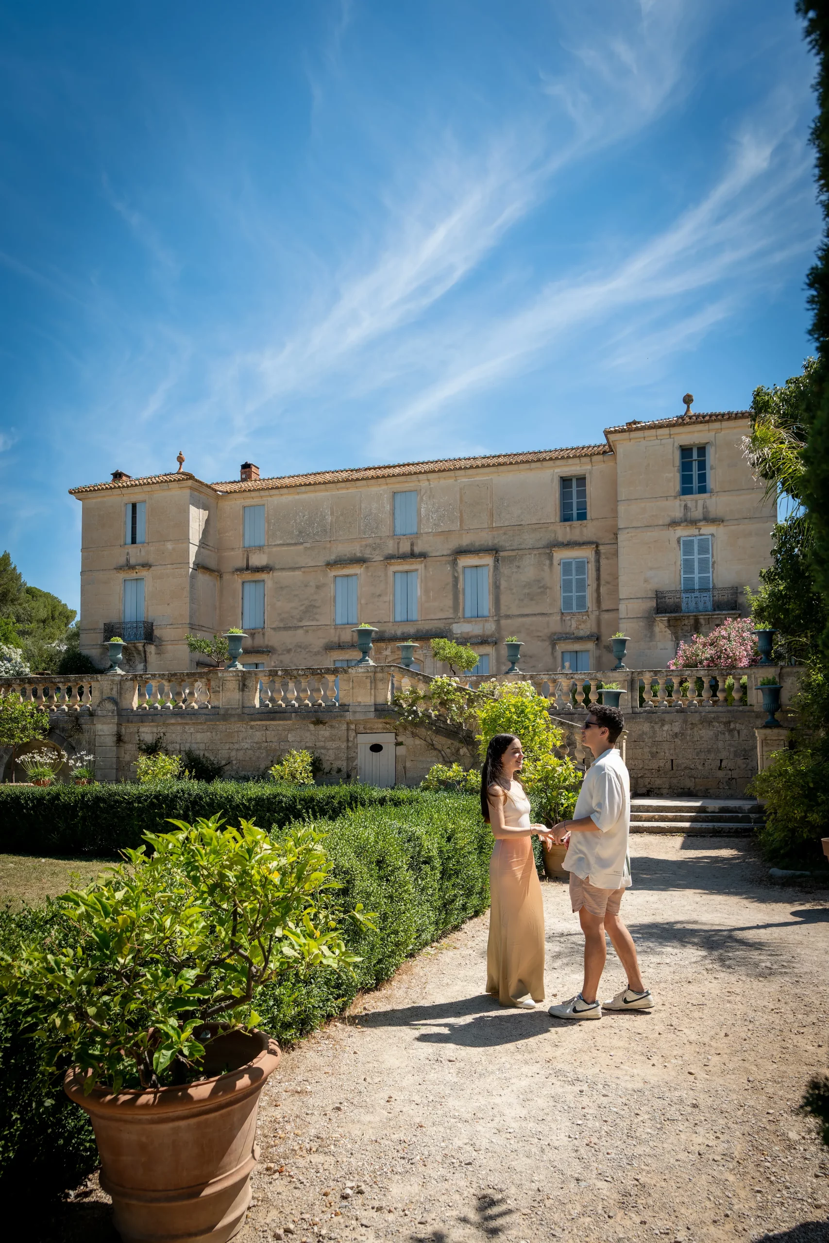 Couple de mariés dans un lieu de mariage élégant autour de Montpellier