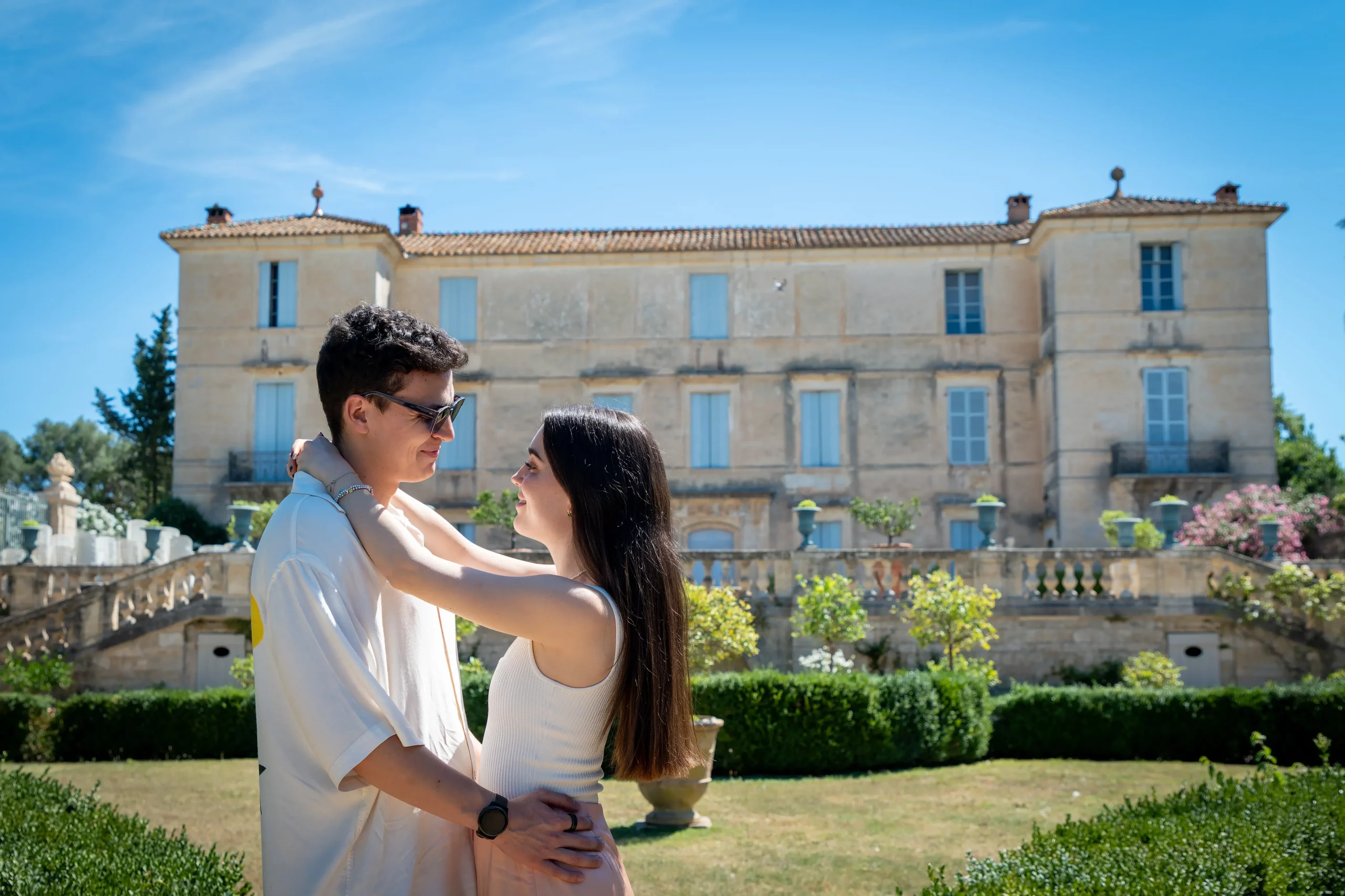 Couple enlacé après une demande en mariage