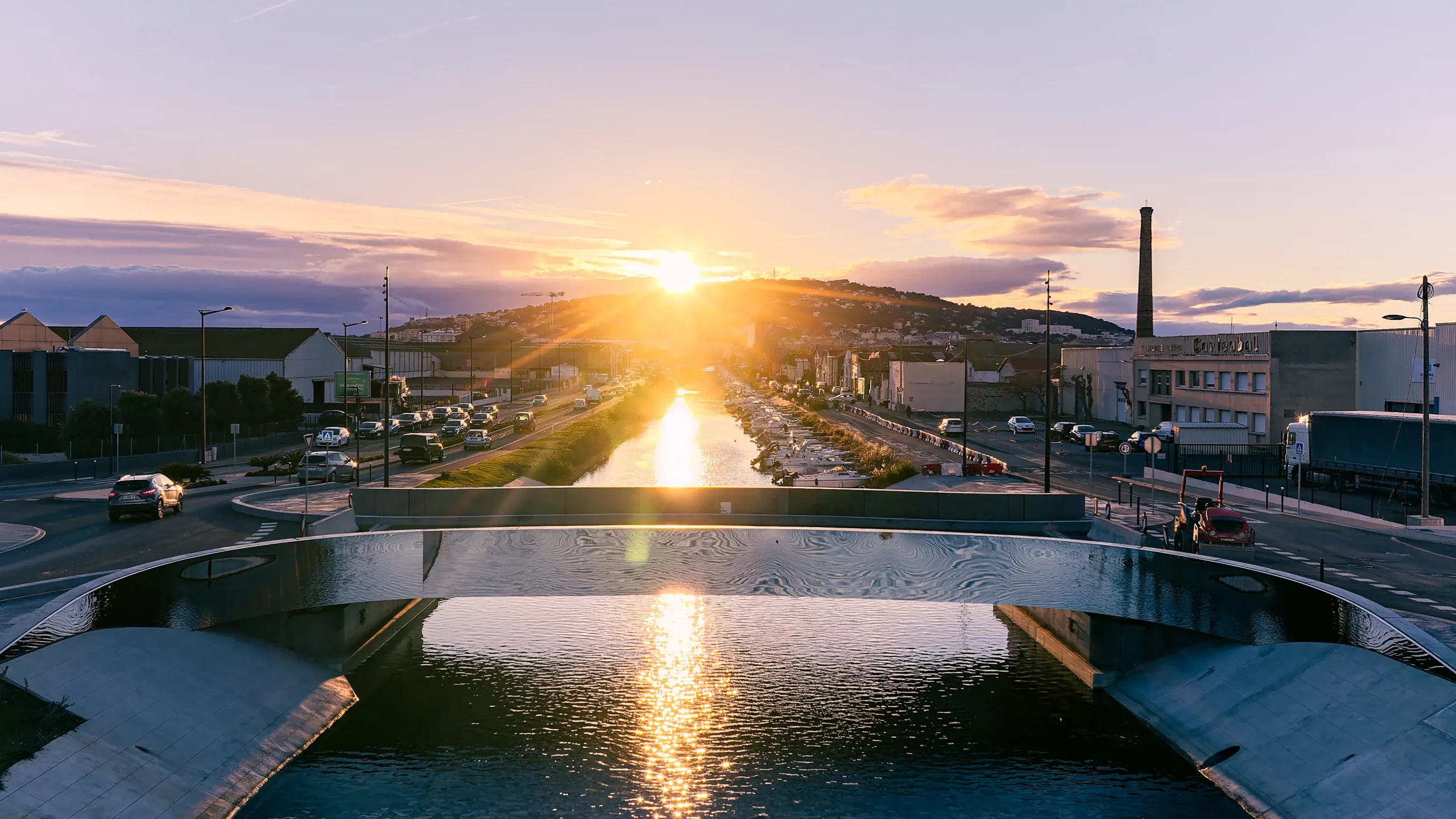 Inauguration officielle avec des élus devant un bâtiment