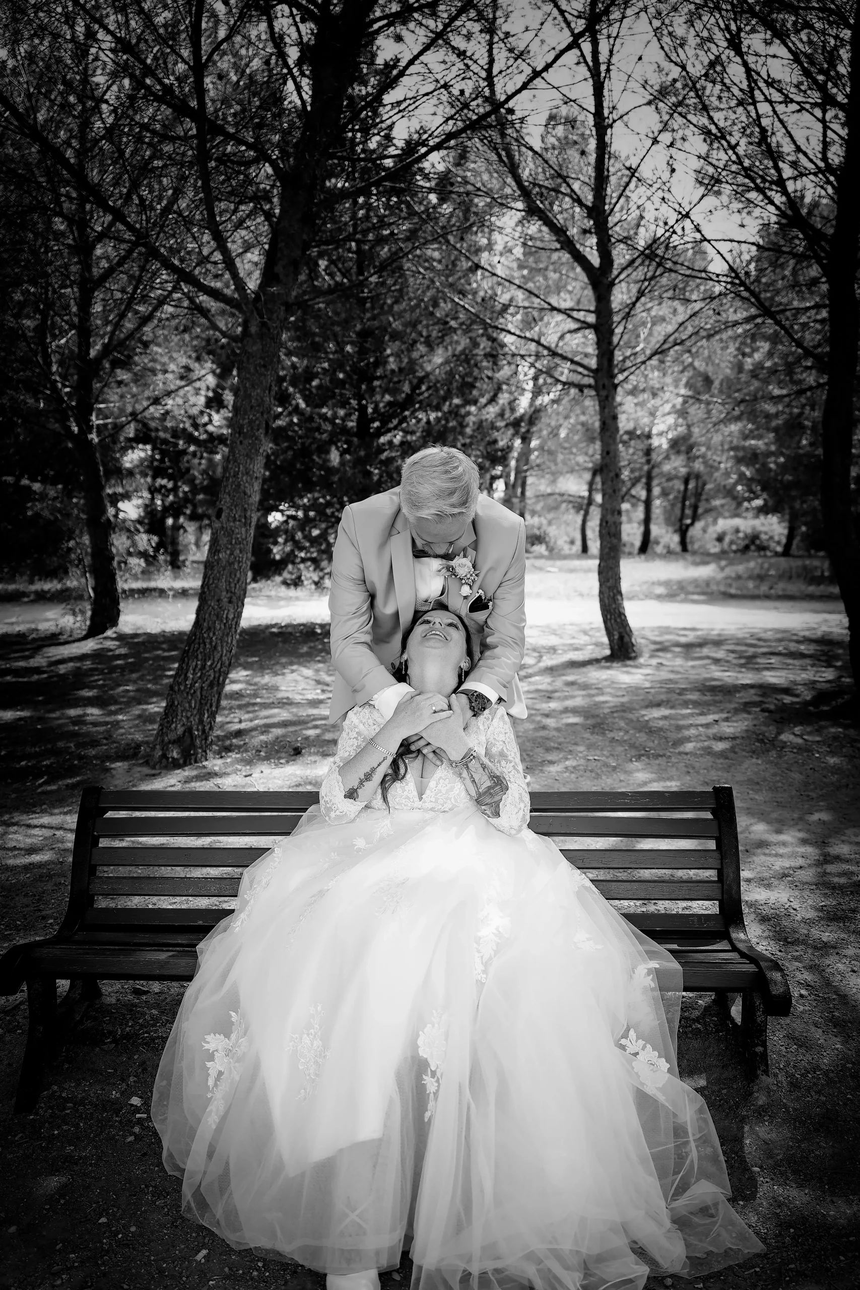 Couple souriant dans un lieu de mariage harmonieux à Montpellier