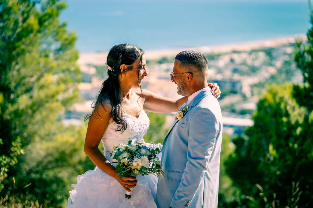 Portrait du couple avec la plage de Sète en arrière-plan