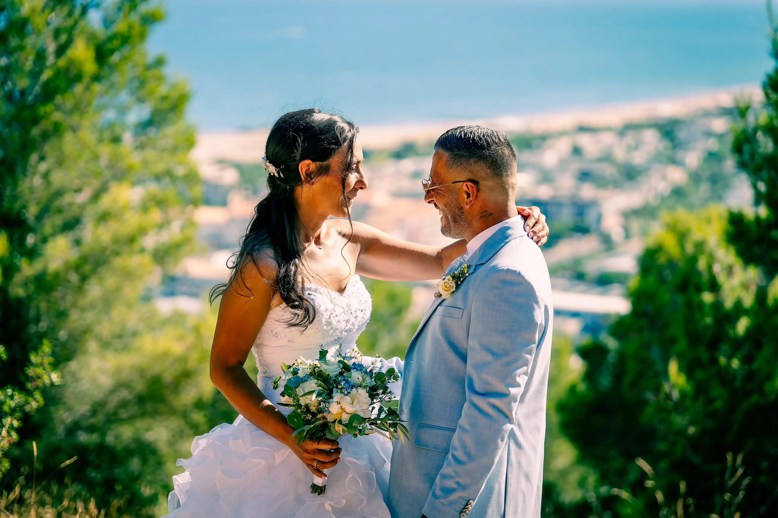 Couple sur les hauteurs de Saint-Clair avec la plage en arrière-plan