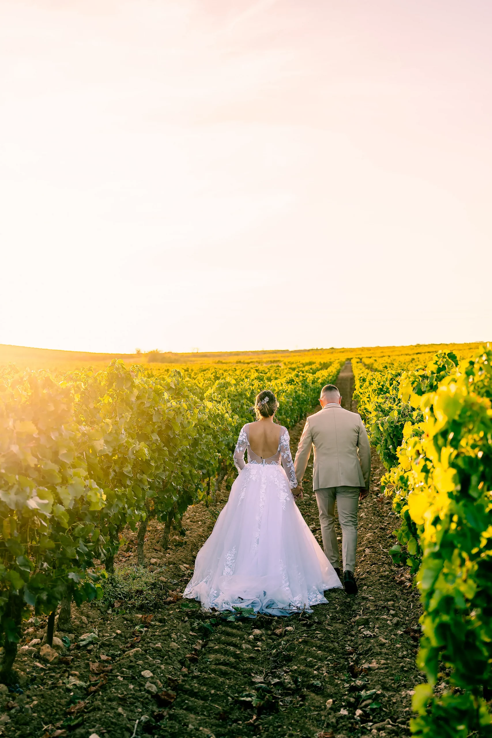 Couple marchant dans les vignes au coucher de soleil près de Béziers