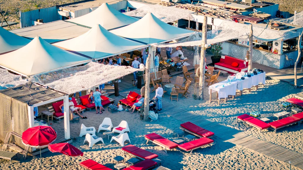 Vue aérienne de La Voile Rouge et de ses espaces sur le sable