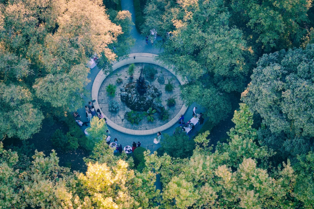 Vue aérienne d’une allée circulaire dans le parc du Domaine de la Tour