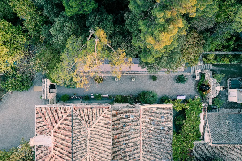 Vue aérienne des bâtiments et des arbres du domaine